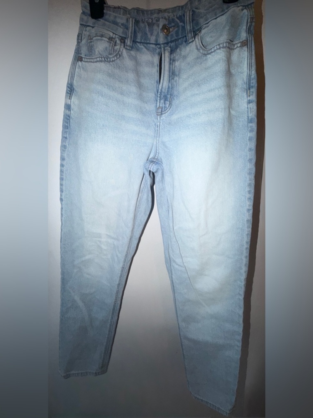 American Eagle Outfitters Light Wash strigid jeans size 2 regular